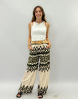 Pantaloni con fantasia e cintura