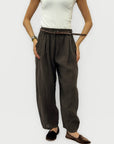 Pantaloni in Lino con Vita Elasticizzata e Gamba Morbida