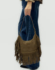 Borsa a spalla in camoscio con frange e borchie