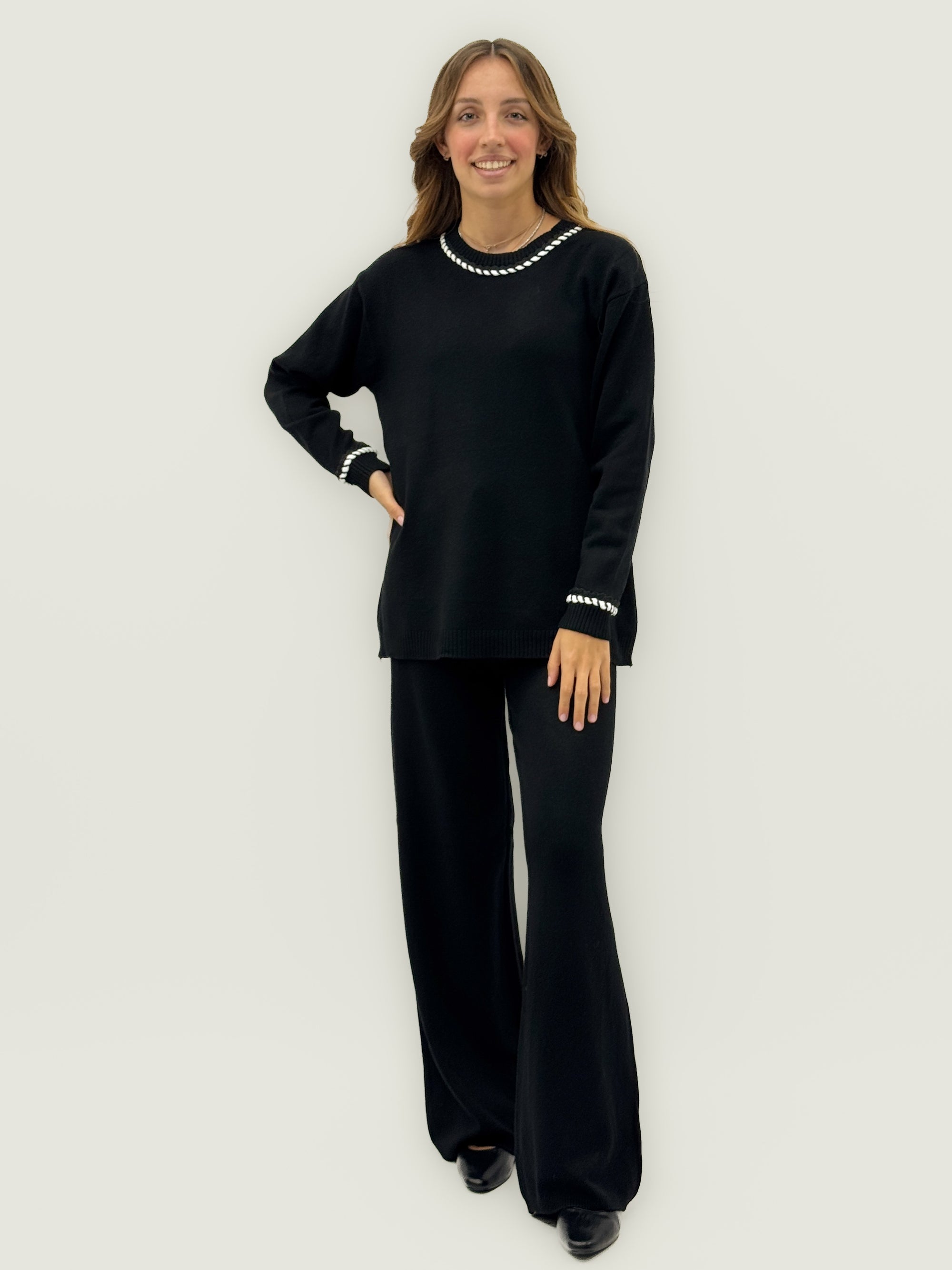 Completo maglia e pantalone con dettagli intrecciati – Comfort e raffinatezza quotidiana