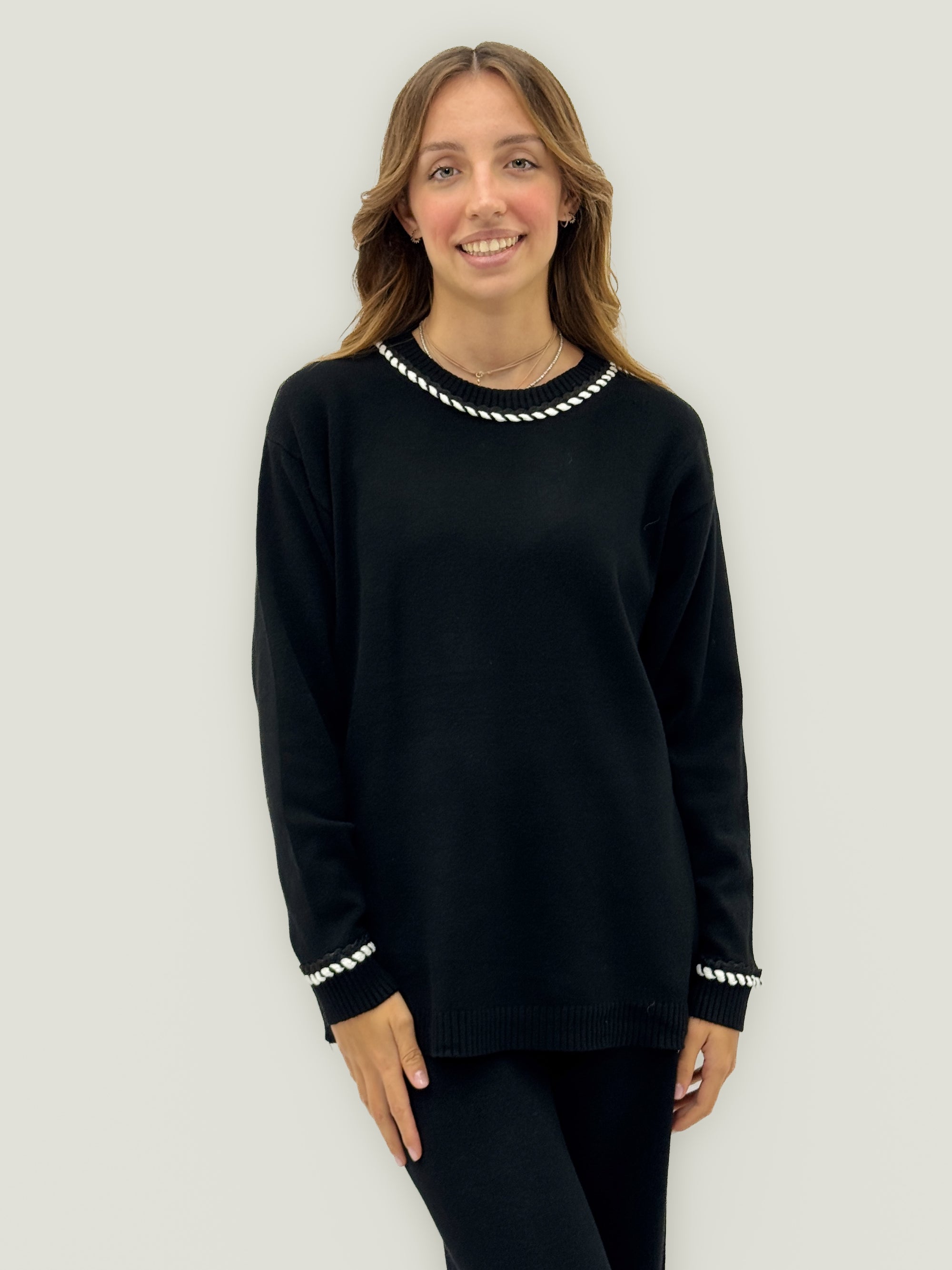 Completo maglia e pantalone con dettagli intrecciati – Comfort e raffinatezza quotidiana