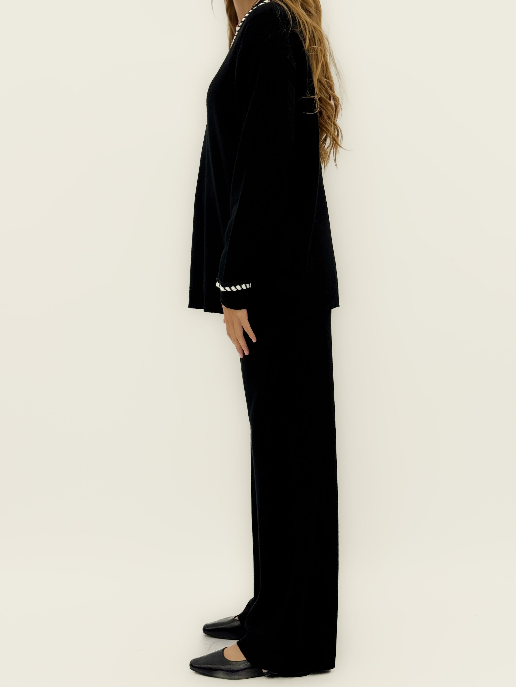 Completo maglia e pantalone con dettagli intrecciati – Comfort e raffinatezza quotidiana