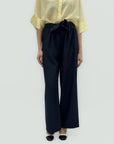 Completo con pantalone ampio e giacca fluida