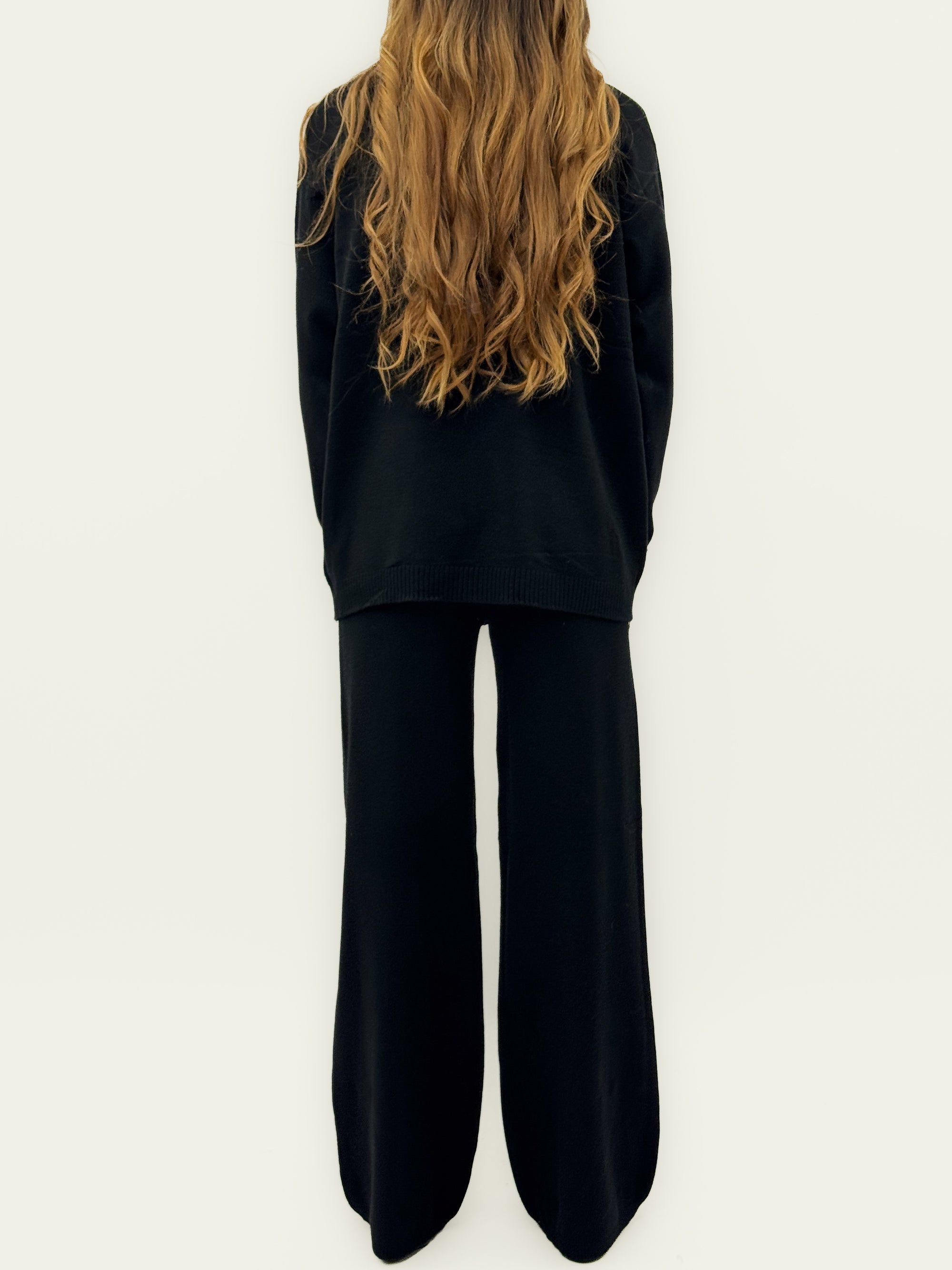 Completo maglia e pantalone con dettagli intrecciati – Comfort e raffinatezza quotidiana