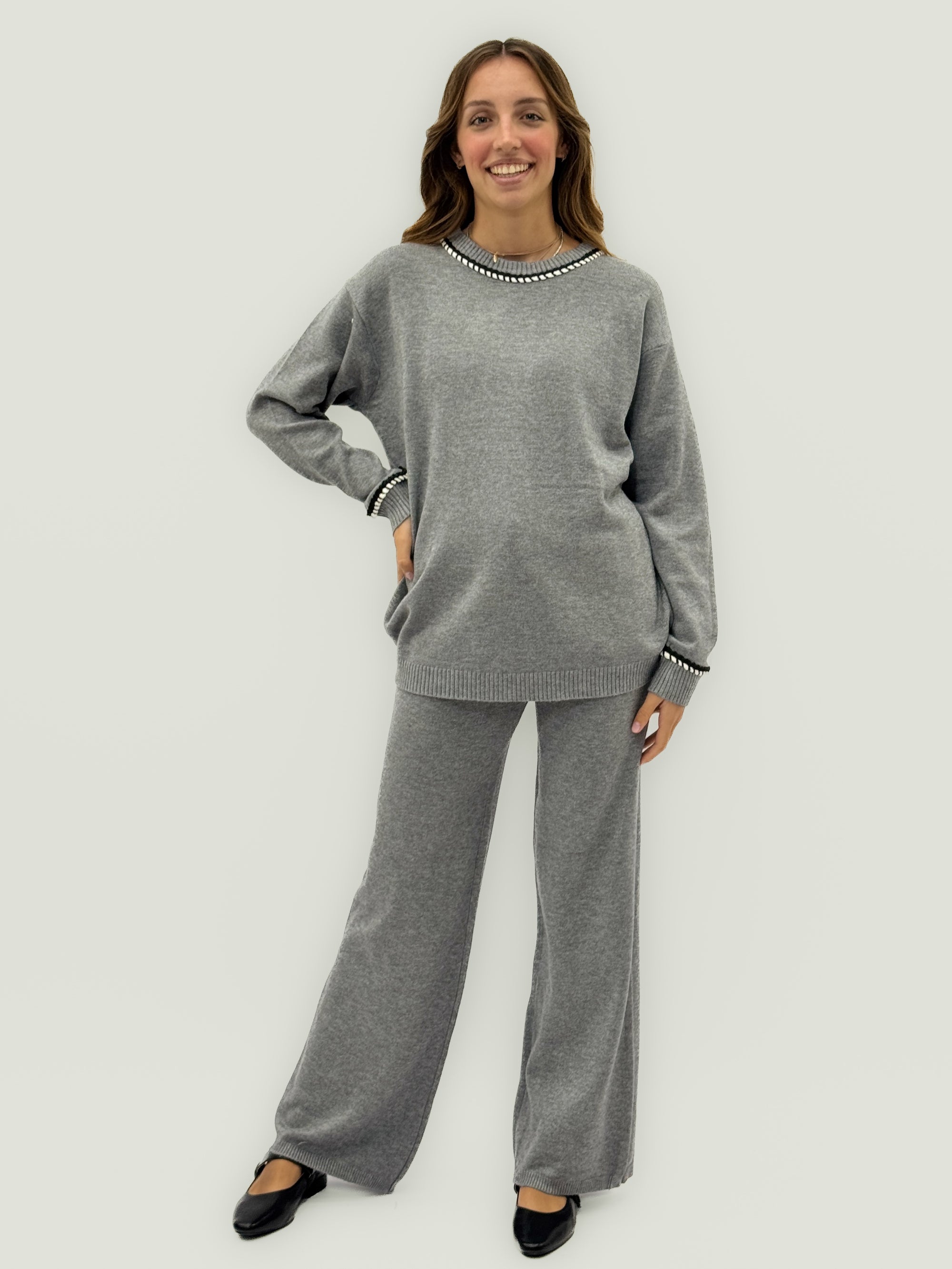 Completo maglia e pantalone con dettagli intrecciati – Comfort e raffinatezza quotidiana