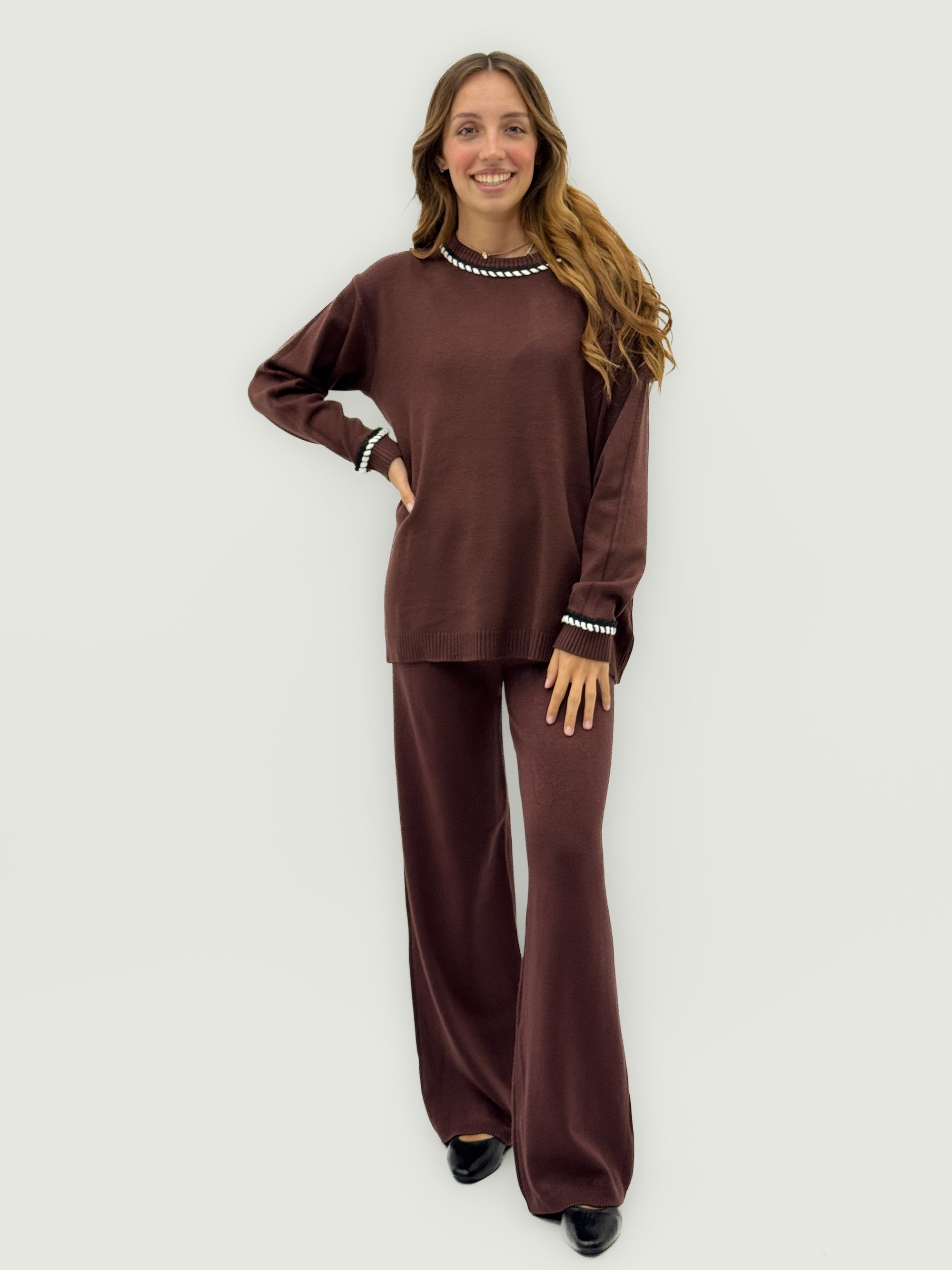 Completo maglia e pantalone con dettagli intrecciati – Comfort e raffinatezza quotidiana