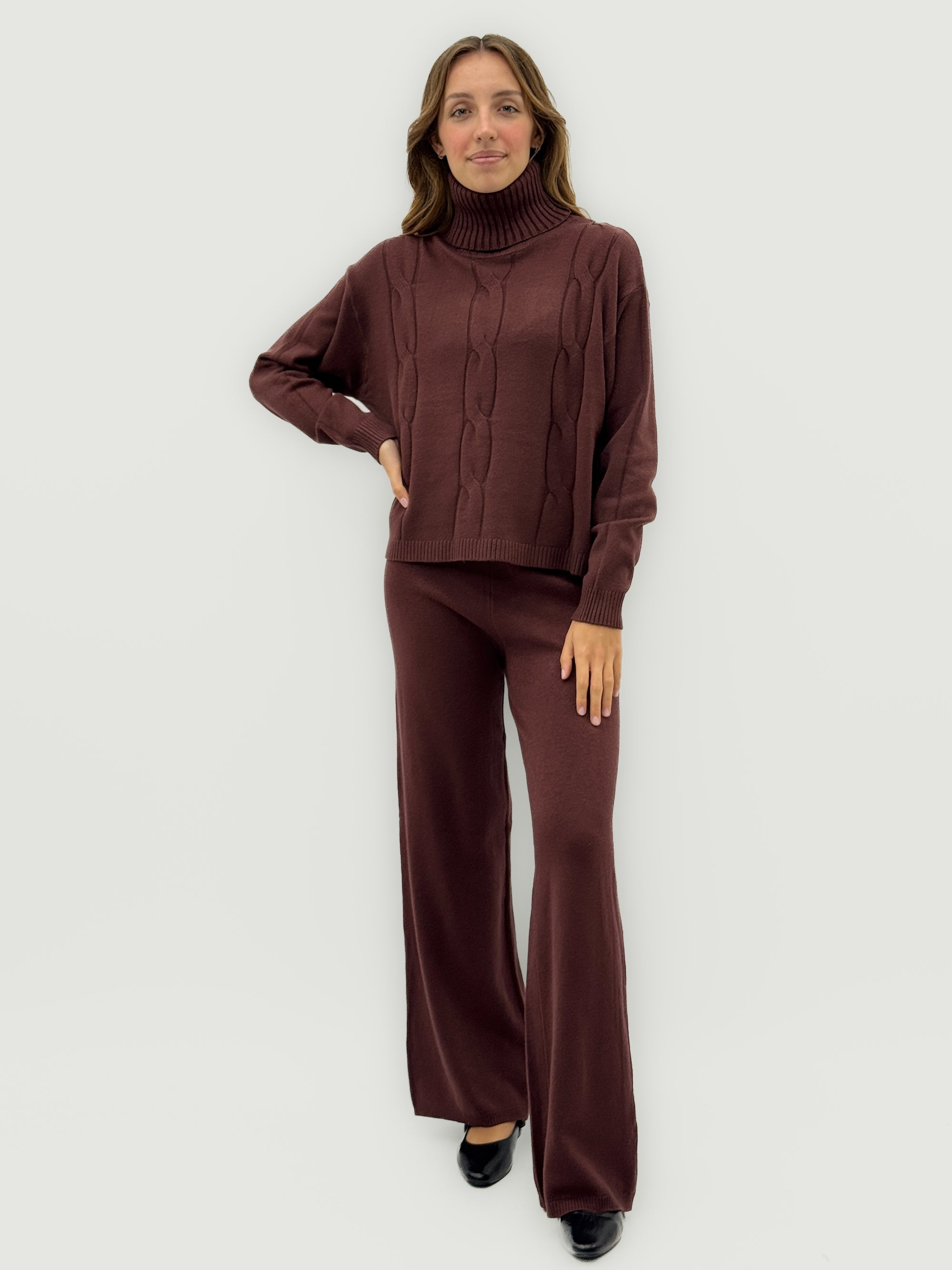 Completo in maglia con collo alto – Eleganza e comfort quotidiano