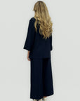 Completo con pantalone ampio e giacca fluida