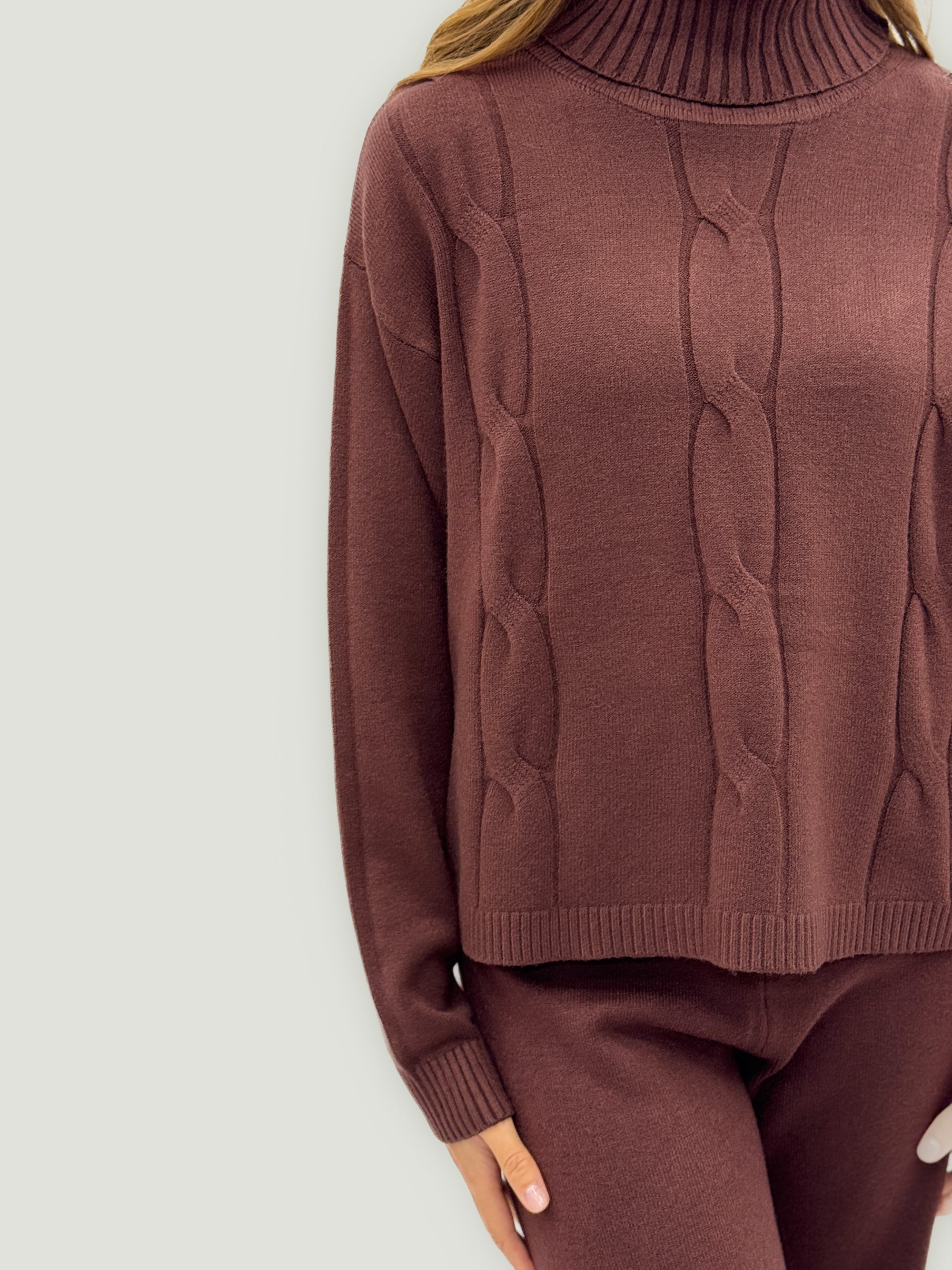 Completo in maglia con collo alto – Eleganza e comfort quotidiano