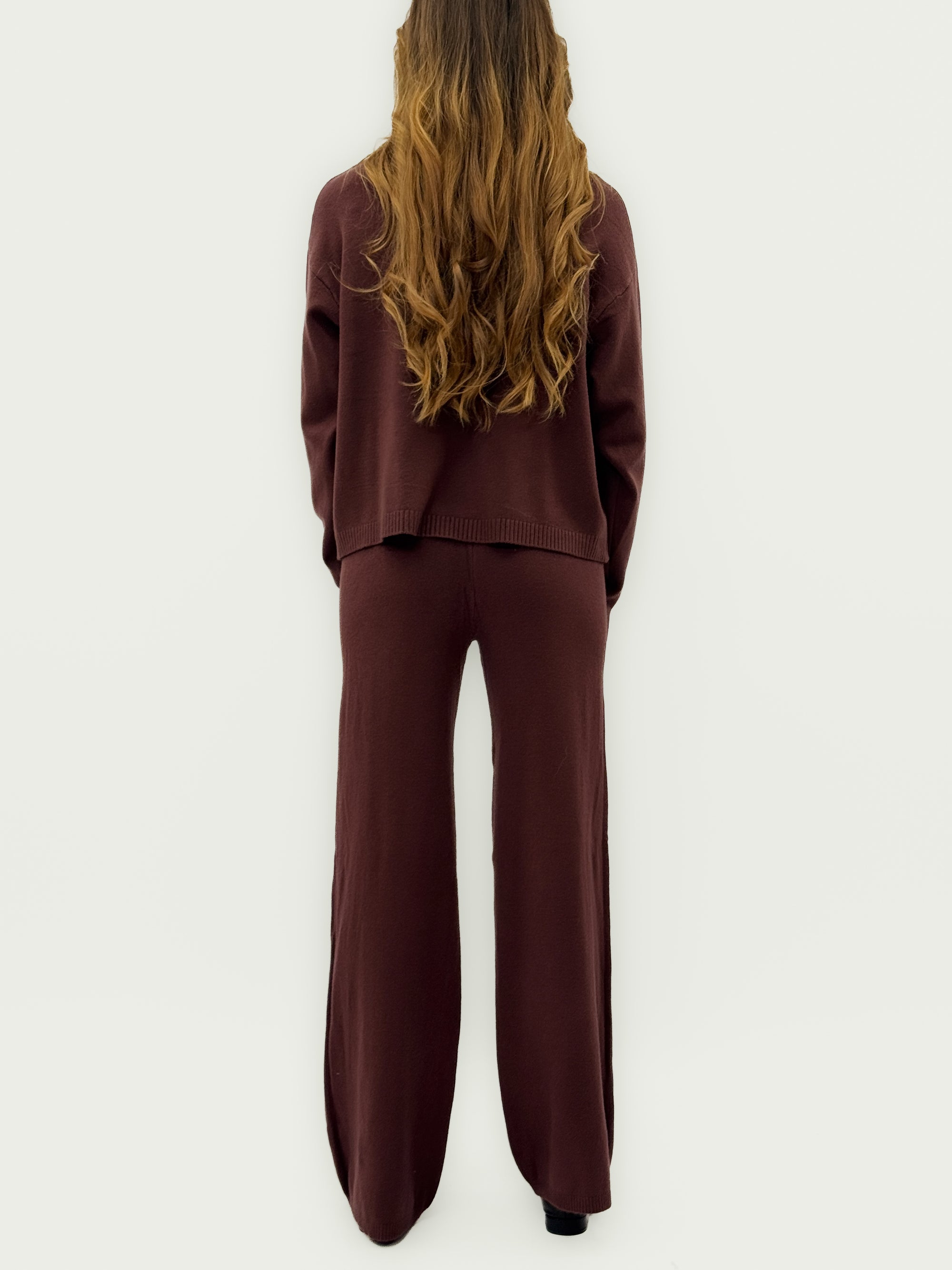 Completo in maglia con collo alto – Eleganza e comfort quotidiano