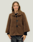 Cappotto corto con maxi bottoni – Eleganza e comfort invernale