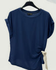 T-shirt con nodo laterale e foulard