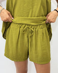 Completo con top svasato e shorts