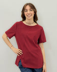 T-shirt con cuciture decorative e fondo asimmetrico