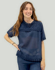 Blusa con ricami e dettagli in pizzo