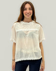 Blusa con ricami e dettagli in pizzo
