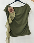 T-shirt con Volant e Fiore Applicato
