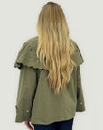 Giacca trench con mantellina decorata