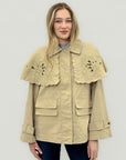 Giacca trench con mantellina decorata