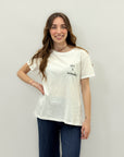 T-shirt con scritta "vivi il momento"