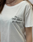 T-shirt con scritta "facci caso quando sei felice"