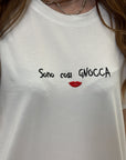 T-shirt con scritta "sono cosi gnocca"