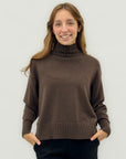 Maglione collo alto con bottoni laterali