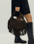 Borsa a spalla in vera pelle scamosciata con frange e borchie – Made in Italy