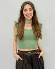 Top cropped in maglia con volant sulle spalle