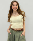 Top cropped in maglia con volant sulle spalle