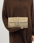 Borsa clutch in vera pelle scamosciata con tracolla - Made in Italy