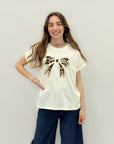 T-shirt con stampa fiocco leopardato
