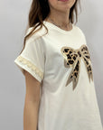 T-shirt con stampa fiocco leopardato