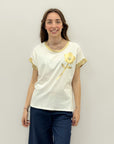 T-shirt con fiore e perle