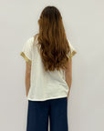 T-shirt con fiore e perle