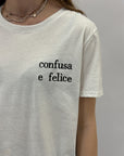 T-shirt con scritta "confusa e felice"