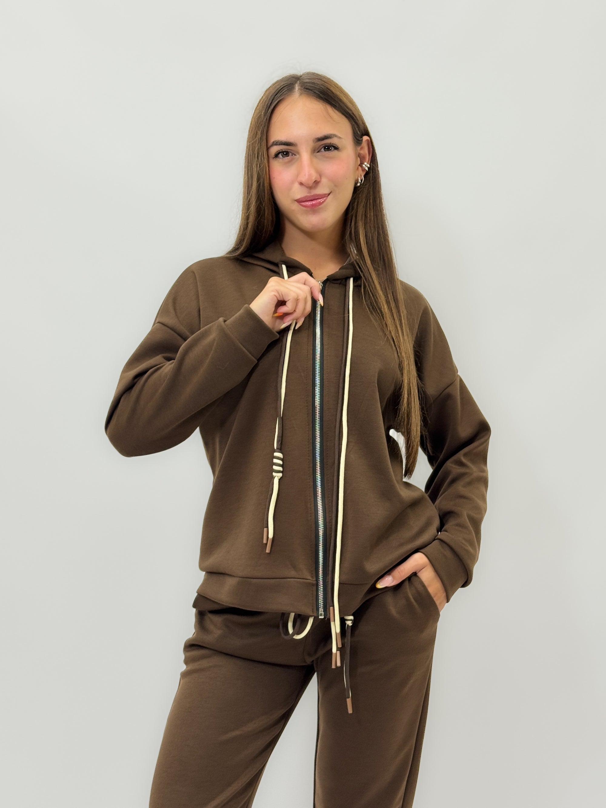 Completo tuta casual con cappuccio