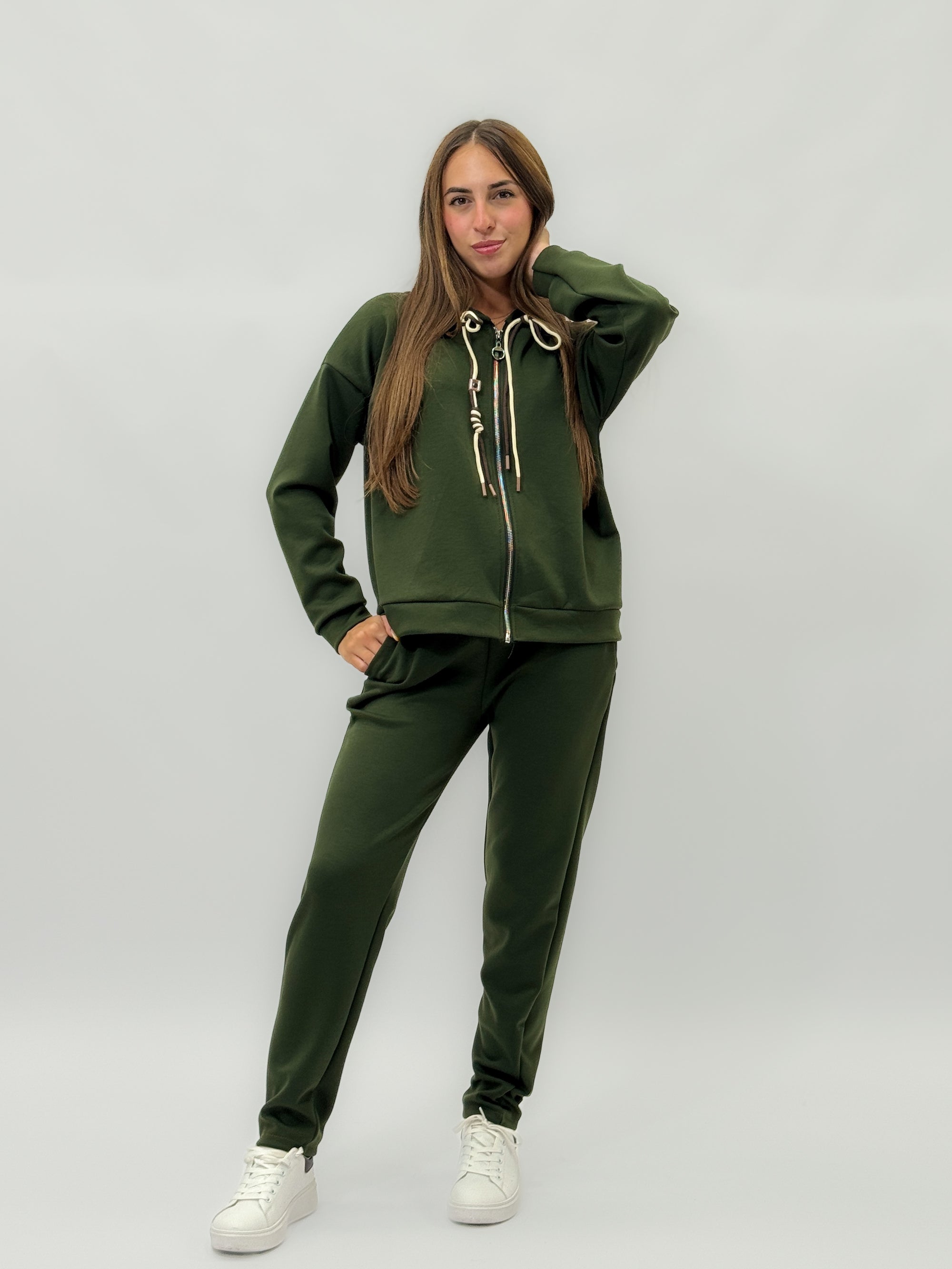 Completo tuta casual con cappuccio