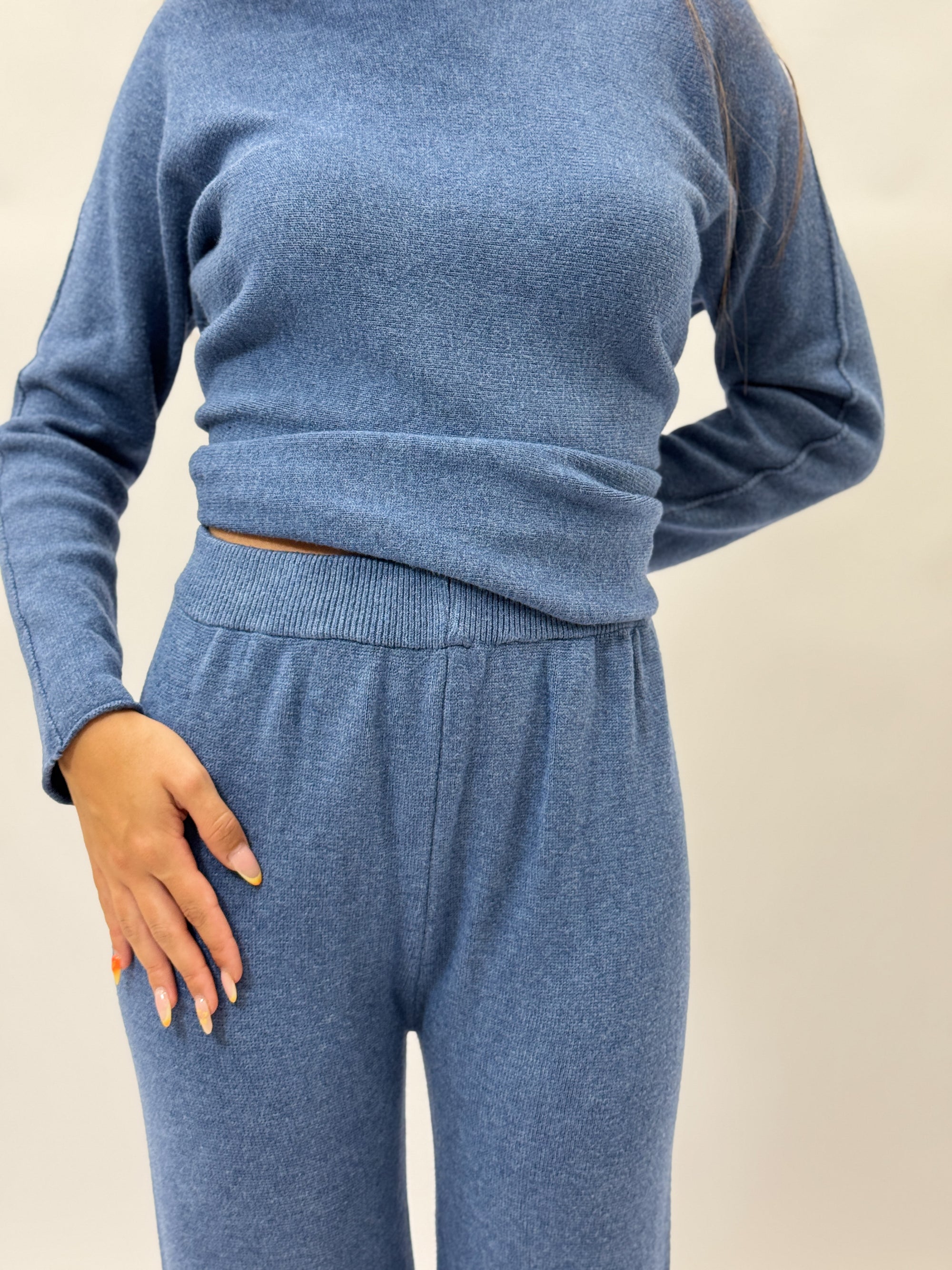 Completo morbido in maglia tinta unita