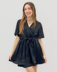 Abito Effetto Satin con Scollo Incrociato e Cintura