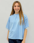T-Shirt con Inserto in Pizzo sul Retro – Semplice davanti, sorprendente dietro