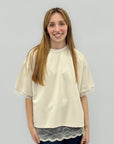T-Shirt con Inserto in Pizzo sul Retro – Semplice davanti, sorprendente dietro