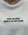 T-shirt in cotone con scritta "volevo una maglia semplice"