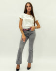 Pantaloi jeans flare con fondo sfrangiato