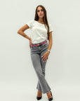 Pantaloi jeans flare con fondo sfrangiato