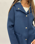 Cappotto in neoprene con cappuccio e bottoni