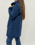 Cappotto in neoprene con cappuccio e bottoni