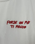 T-Shirt 100% Cotone con Ricamo “Forse un po’ ti penso” – Essenziale e Romantica