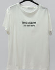 T-shirt in cotone con ricamo "potrei sbagliarmi ma non credo"