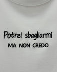 T-shirt in cotone con ricamo "potrei sbagliarmi ma non credo"